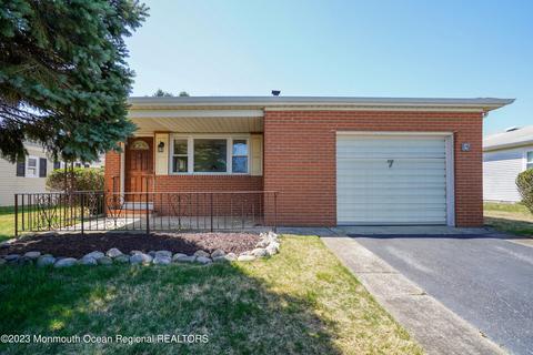 7 Tivoli St, Toms River, NJ 08757