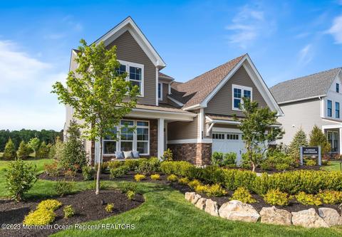 73 Grandview Cir, Farmingdale, NJ 07727