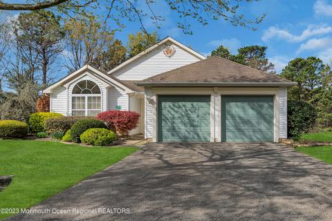 18 Skylark Ln, Lakewood, NJ 08701