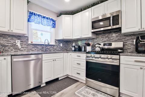 9 Greenwood Ln # B, Whiting, NJ 08759