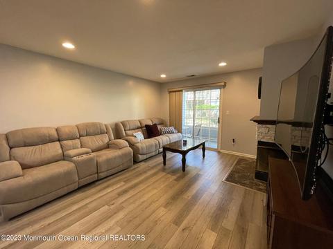 802 Meadow Ct, Helmetta, NJ 08828 photo 7