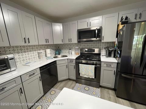 802 Meadow Ct, Helmetta, NJ 08828 photo 5