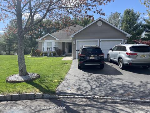 4 Roseville Ct, Whiting, NJ 08759