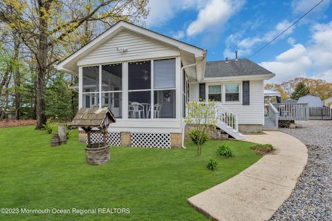 8 Ivy Ct, Bayville, NJ 08721