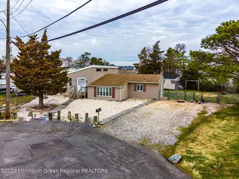10 Silver Lake Ct, Little Egg Harbor, NJ 08087