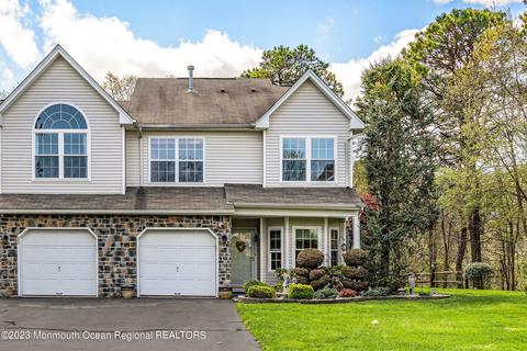 35 Nutmeg Ct, Tinton Falls, NJ 07753