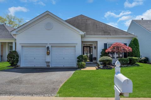 14 Quicksilver Ct, Lakewood, NJ 08701