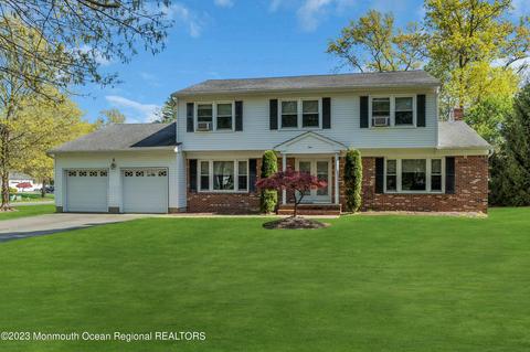 1 Blackfoot Dr, Manalapan, NJ 07726