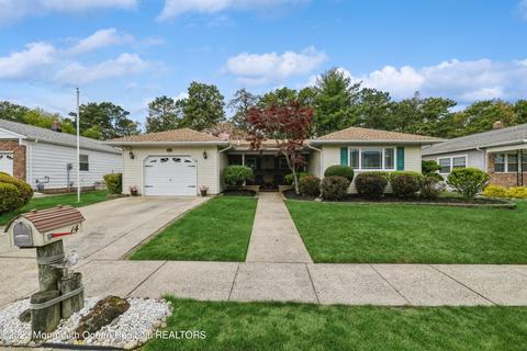 14 Paradise Blvd, Toms River, NJ 08757