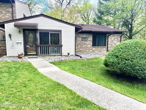134 Amberly Dr #E, Manalapan, NJ 07726