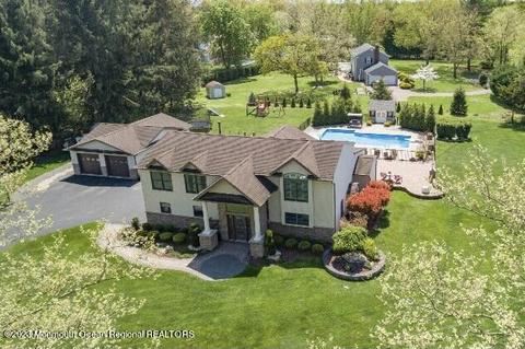 16 Spring Valley Dr, Holmdel, NJ 07733