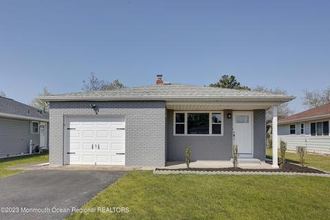 15 Castle Harbor Dr, Toms River, NJ 08757