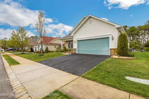 20 Woodview Dr, Whiting, NJ 08759