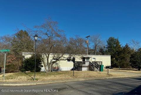 26 Washington St, Howell, NJ 07731