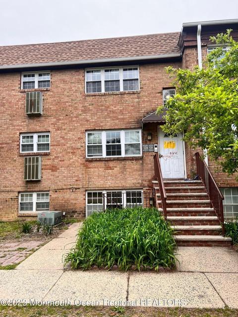 129 College Dr, Edison, NJ 08817