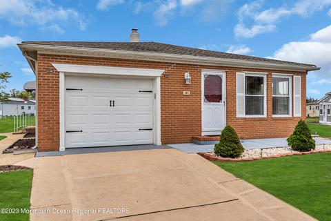 26 Capri Ct, Toms River, NJ 08757