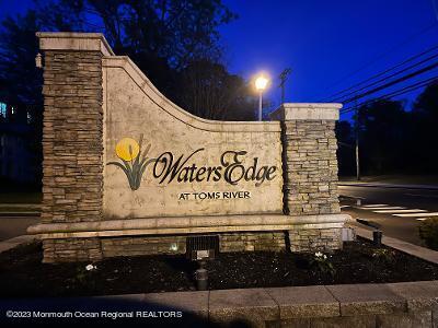 2218 Waters Edge Dr, Toms River, NJ 08753
