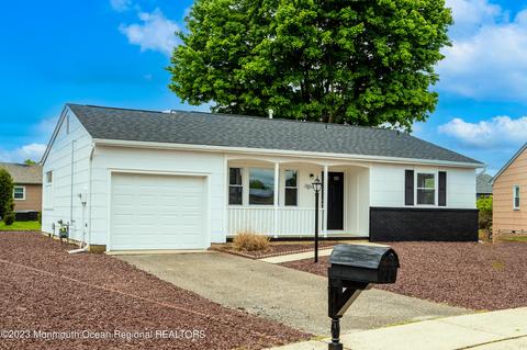 15 Hampshire Ct, Toms River, NJ 08757