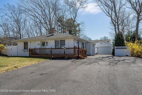 39 Lighthouse Dr, Manahawkin, NJ 08050