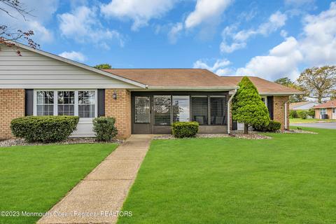 98 Buckingham Dr #B, Manchester, NJ 08759