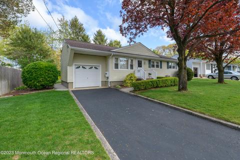 561 Garfield Ave, Belford, NJ 07718