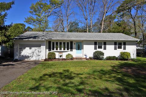 1316 Moosehead St, Forked River, NJ 08731