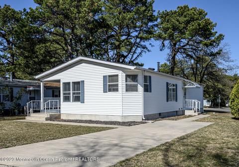 22 Pine Ridge Blvd, Whiting, NJ 08759
