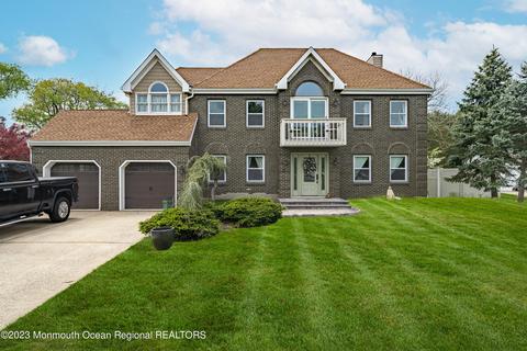 696 Michael Dr, Toms River, NJ 08753
