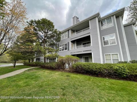 2605 Candlelight Ct, Helmetta, NJ 08828