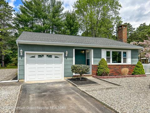 14 Herald Ct, Toms River, NJ 08757