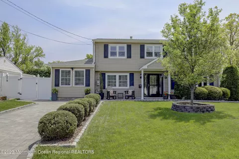 16 Woodcrest Dr, Old Bridge, NJ 08857