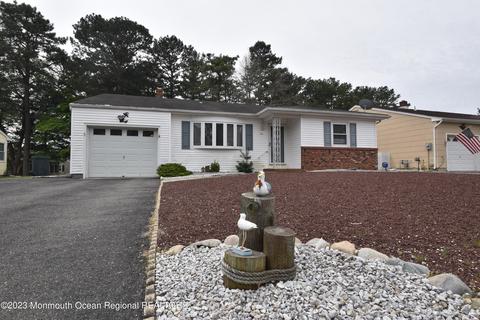5 Caldwell Dr, Toms River, NJ 08757