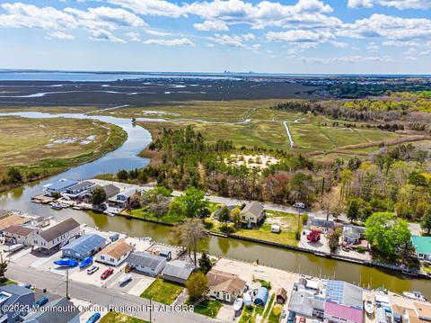 71 Admiral Dr, Tuckerton, NJ 08087