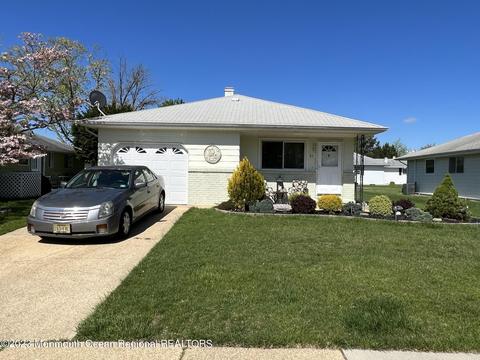 25 Guadeloupe Dr, Toms River, NJ 08757