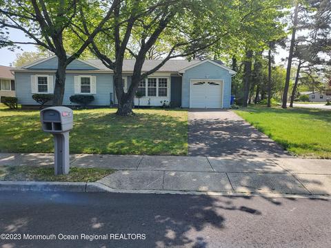 85 Venus Ln, Toms River, NJ 08753