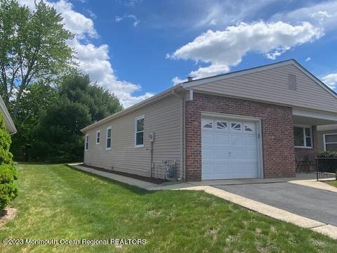4 Burgess Ct, Toms River, NJ 08757