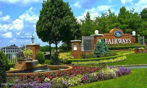 81 Eagle Ridge Cir, Lakewood, NJ 08701