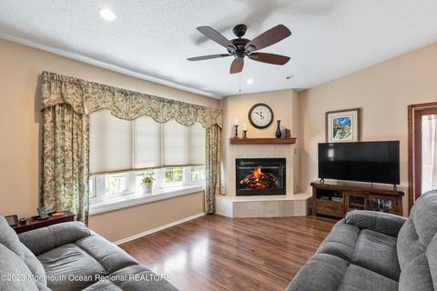 31 Cranberry Dr, Tinton Falls, NJ 07753