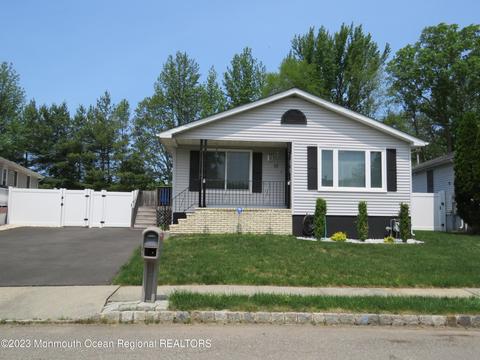 9 Pine Tree Ln, Manalapan, NJ 07726