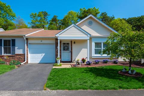 26 Nicole Ct, Lakewood, NJ 08701