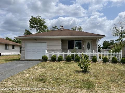4 Saint Pierri Ct, Toms River, NJ 08757
