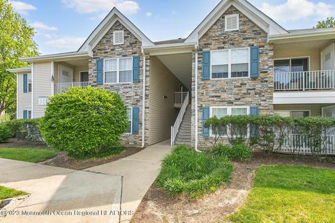 302 Wedgewood Cir, Belford, NJ 07718