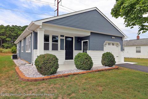 172 Torrey Pines Dr, Toms River, NJ 08757