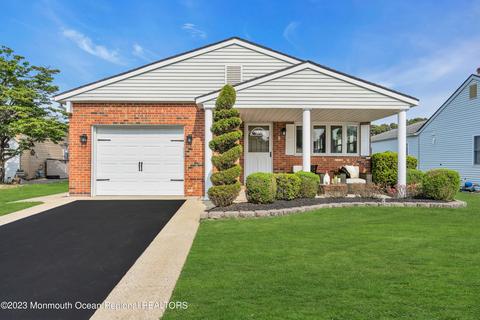 5 Tropicana Ct, Toms River, NJ 08757
