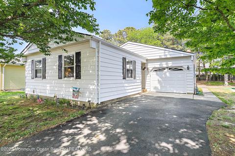 17 Linstead Ct, Toms River, NJ 08757