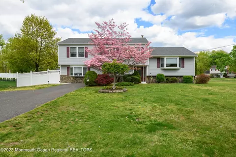 2 Annapolis Dr, Manalapan, NJ 07726
