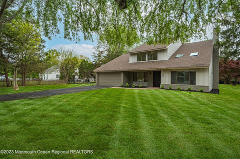 15 Tilton Dr, Freehold, NJ 07728