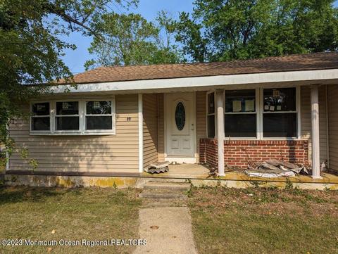 301 Navajo Trl, Browns Mills, NJ 08015