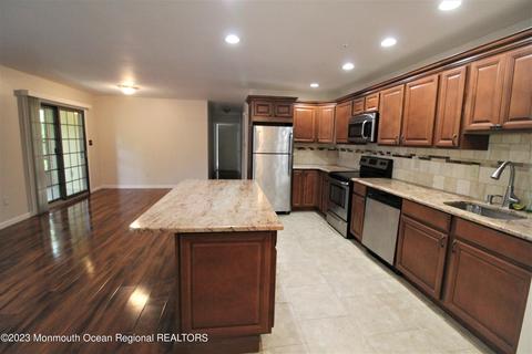39 Meadow Green Cir #F, Manalapan, NJ 07726