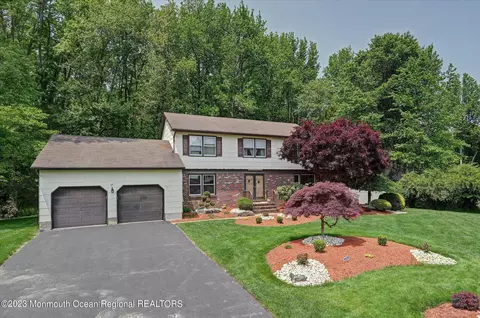 25 Cooperhawk Dr, Manalapan, NJ 07726